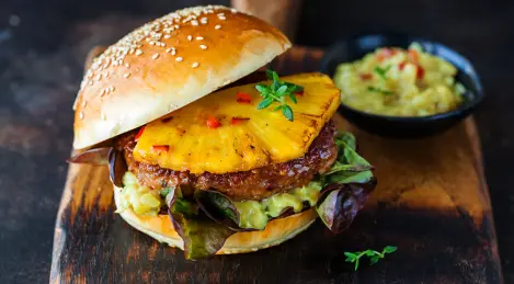 Hamburger con peperoni dolci e ananas