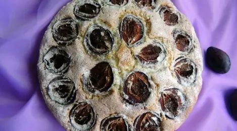 Plum rice cake