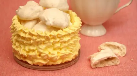 Meringa al cocco in un cestino commestibile