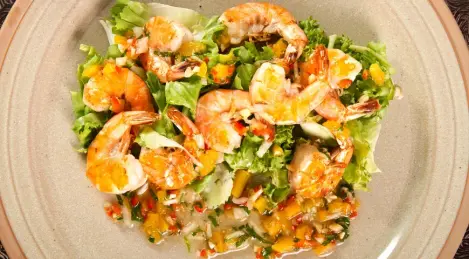 Salad with mango and shrimps