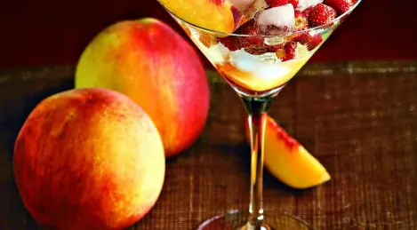 Dessert de pêches et fraises