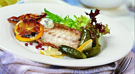 Lubina al horno con limón y hierbas