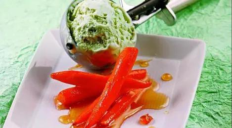 Helado de menta con zanahorias caramelizadas