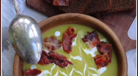 Pea soup puree with jamon