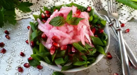 Ensalada de rábanos con jugo de granada