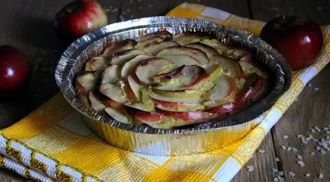 Cottage cheese and rice casserole with apples and goji berries