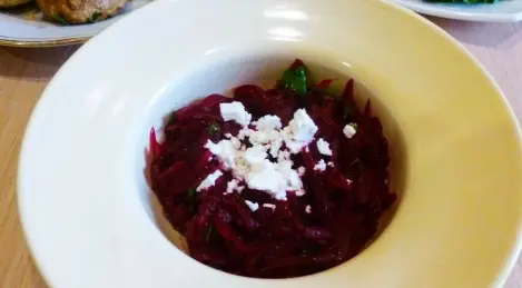 Insalata piccante di barbabietole con feta