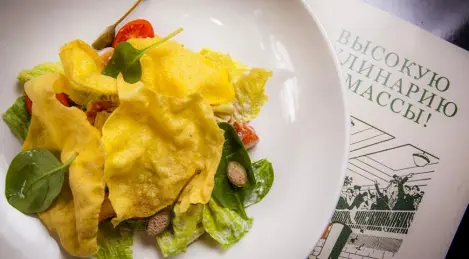 Insalata Caesar con chips di polenta