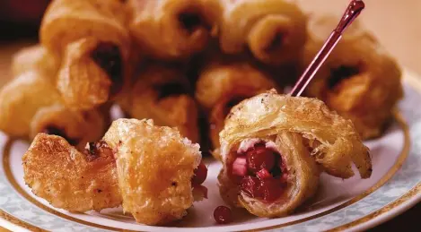 Rolls with cranberries and goat cheese