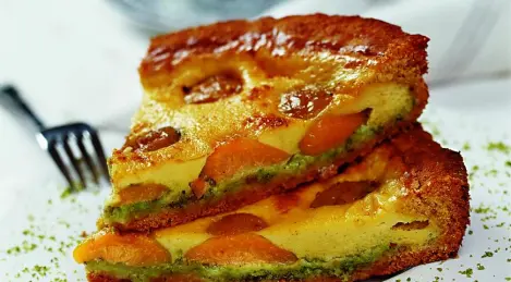 Sand cake with plums