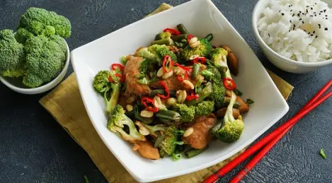 Spicy chicken with vegetables and peanuts