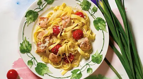 Tagliatelle con filete de pollo y tomates cherry