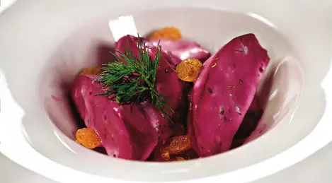 Baked beets with raisins