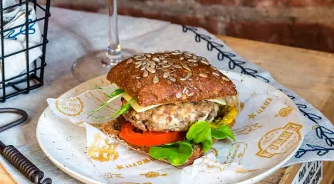 Hamburger di tacchino con cipolle caramellate