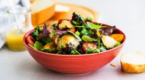 Salad of chicken, herbs and cherry tomatoes