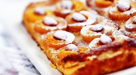 Puff pastry pie with apricots and almonds