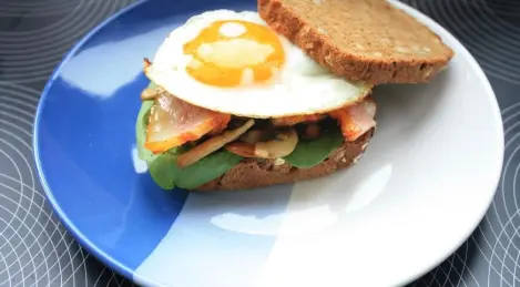 Sandwich aux oeufs, bacon et champignons