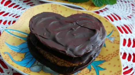 Chocolate hearts with creamy coffee cream