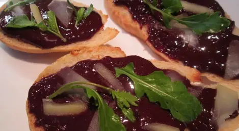 Chocolate sandwich with parmesan and arugula