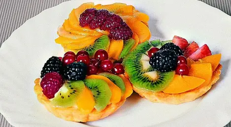 Sand baskets with fruits