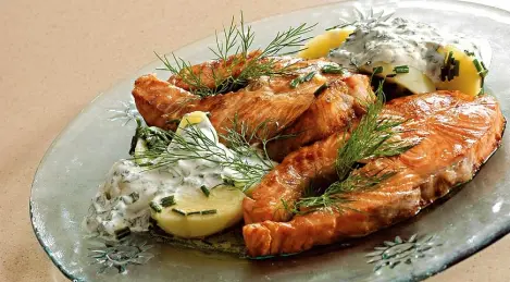 Saumon avec salade de pommes de terre et sauce à la menthe