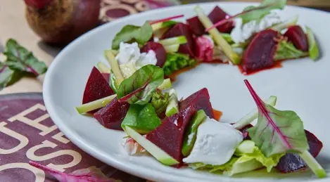 Salad with baked beets and goat cheese