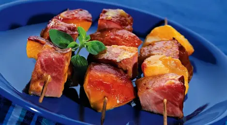 Brochettes de jambon et pêches