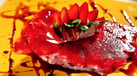 Erdbeer-Carpaccio mit Balsamico-Sauce
