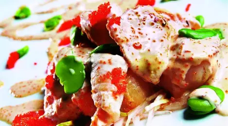 Gesalzener Fisch mit Jakobsmuscheln und Wasabi-Sauce