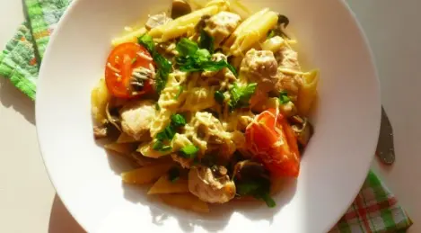 Pasta con pollo y champiñones