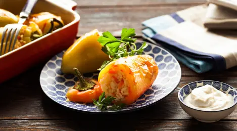 Paprika gefüllt mit Karotten und Reis