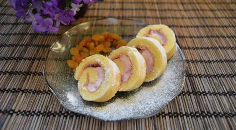 Biscuit mini-rolls with creamy strawberry filling