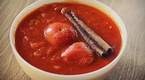 Soupe de tomates épicée à la cannelle
