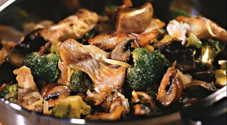 Fish stew with champignons and broccoli