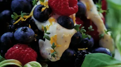 Berry salad with lemon and goat cheese