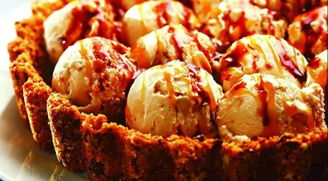 Gâteau ouvert avec glace aux cacahuètes