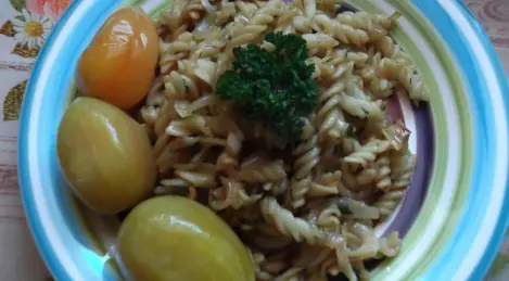 Pasta con cebolla, salsa de soja y tomates encurtidos caseros
