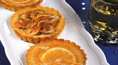 Mini tartlets with lemons and bananas