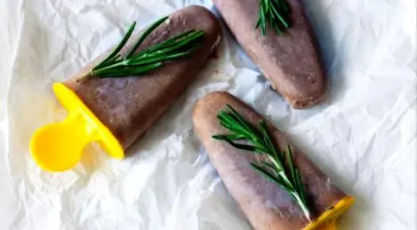 Helado de chocolate con albahaca