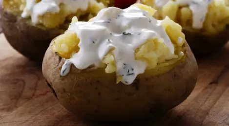 Salsa para papas hervidas con crema agria y ajo.