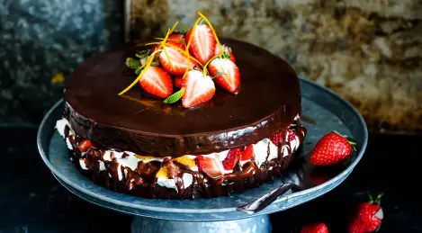 Gâteau au chocolat avec des fraises