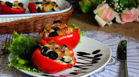 Paprika stuffed with bacon, mozzarella and olives