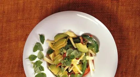 Ensalada de aguacate con queso