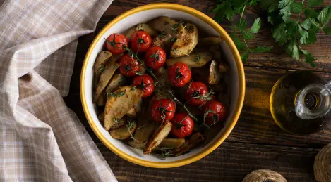 Super healthy Jerusalem artichoke salad with cherry tomatoes