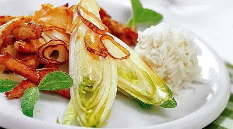 Poulet au four avec chicorée et sauge