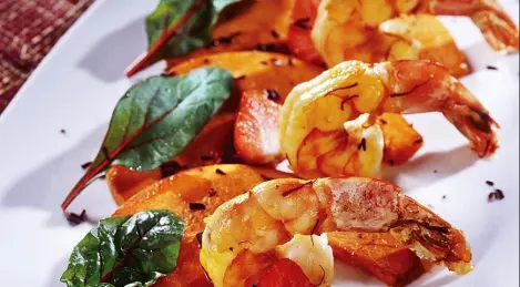 Shrimps with strawberries and pumpkin