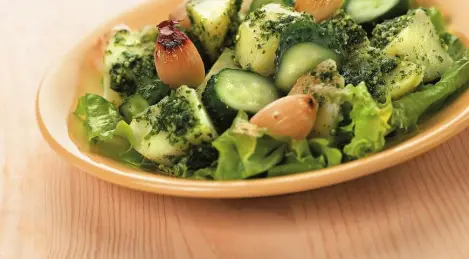 Salad with roasted garlic