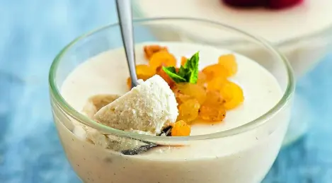 Sour cream jelly with raisins