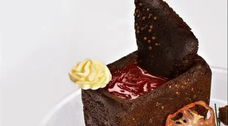 Borscht in a loaf of Borodino bread