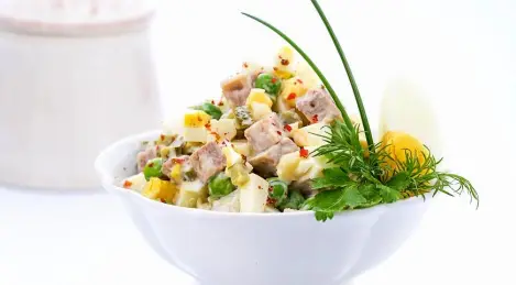 Oliviersalat mit Hähnchen